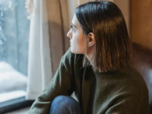 Descubra os sinais ocultos que o corpo da mulher 40+ envia diariamente. Um mergulho surpreendente no seu código biológico — físico, emocional e hormonal.