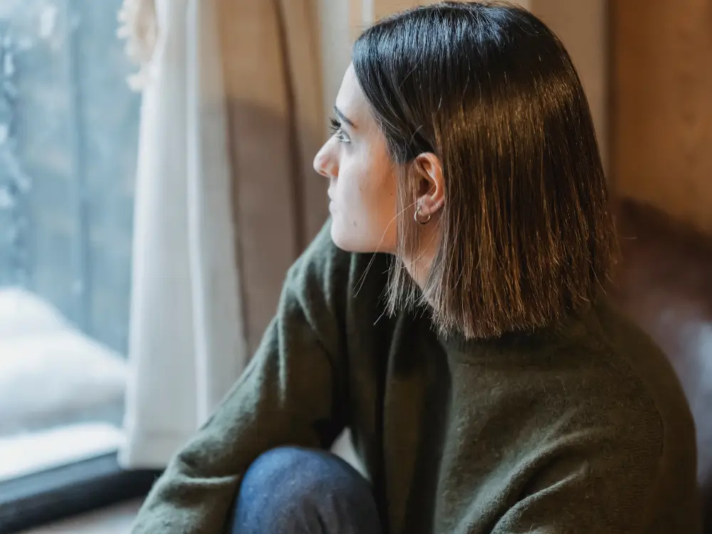 Descubra os sinais ocultos que o corpo da mulher 40+ envia diariamente. Um mergulho surpreendente no seu código biológico — físico, emocional e hormonal.