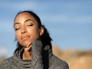 "Mulher 40+ sorrindo ao ar livre, representando nova fase da vida com fé".