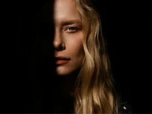 alt="Mulher de 45 anos com expressão de confusão mental relacionada à menopausa"