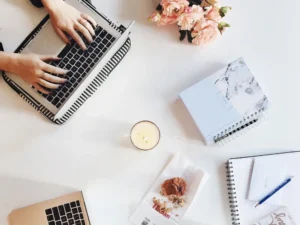 Mulheres 40+ empreendendo com alma: descubra ideias reais de negócios para recomeçar com propósito, autonomia e sucesso.