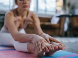 "Mulher de 45 anos com autoestima elevada após praticar Pilates"