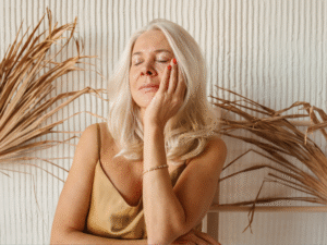 “Mulher madura de pele saudável sorrindo suavemente, com expressão serena e confiante — representando beleza e bem-estar após os 40 anos.”