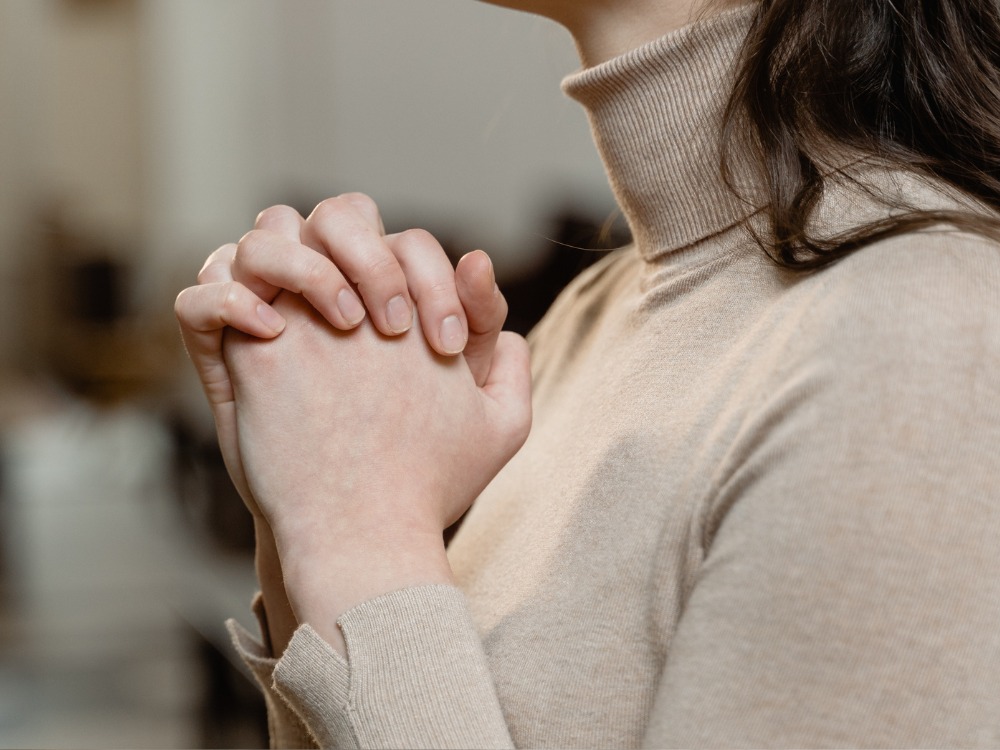 Design sem nome (68) Alt: "Mulher 40+ em intimidade com Deus, encontrando propósito e identidade espiritual"