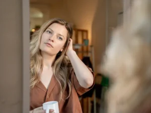 alt="Mulher madura em paz consigo mesma vivendo o climatério com equilíbrio e fé"