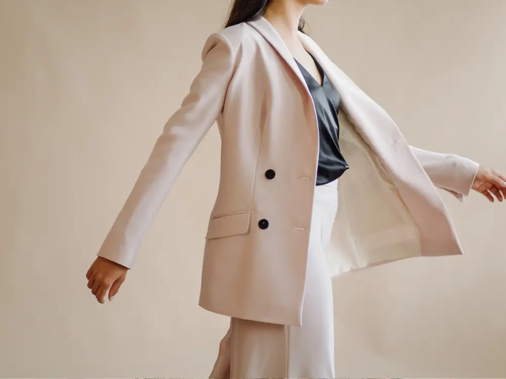 Design sem nome - 2025-06-01T105658.022 Mulher elegante com mais de 40 anos usando look atemporal com blazer e calça de alfaiataria"