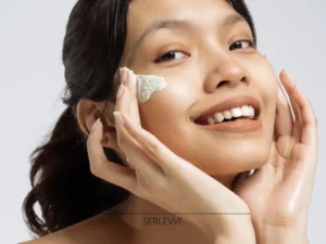 Alt text: “Mulher de 40+ usando óleo facial natural em rotina de beleza consciente”