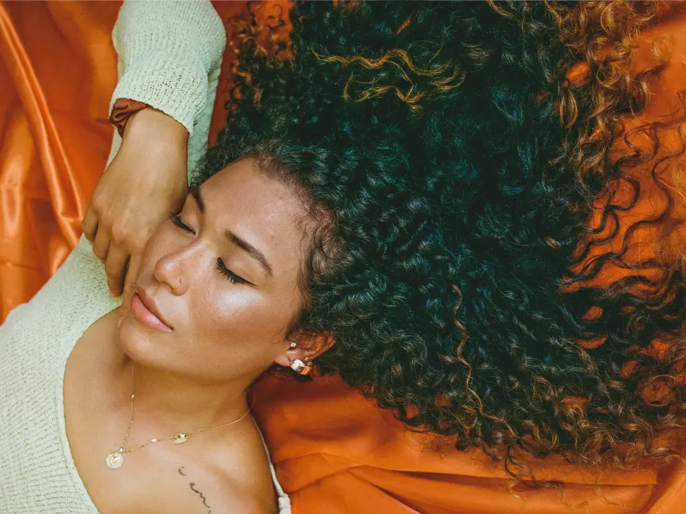 Mulher com cabelos brilhantes e pele radiante, representando vitalidade e beleza natural, associada aos cuidados com o Glow Pro.