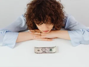 Dinheiro e autoestima aos 40+: descubra como parar de se sabotar financeiramente e virar o jogo a seu favor.