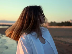 "Cabelo longo depois dos 40: quem decide até quando… é você."