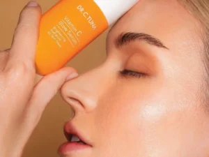 Aos 40+, sua beleza pede inteligência: descubra a vitamina C certa para sua pele.