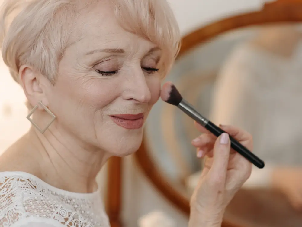 “Maquiagem natural para pele madura: realce sua beleza com leveza e praticidade.”