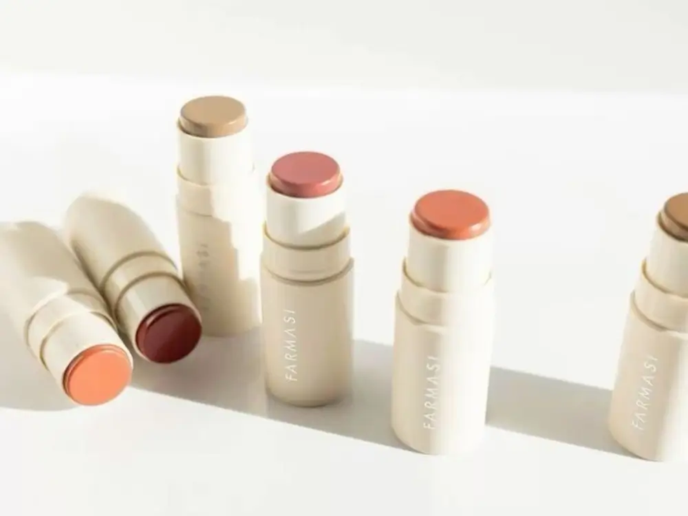 “Maquiagem natural para pele madura: realce sua beleza com leveza e praticidade.”