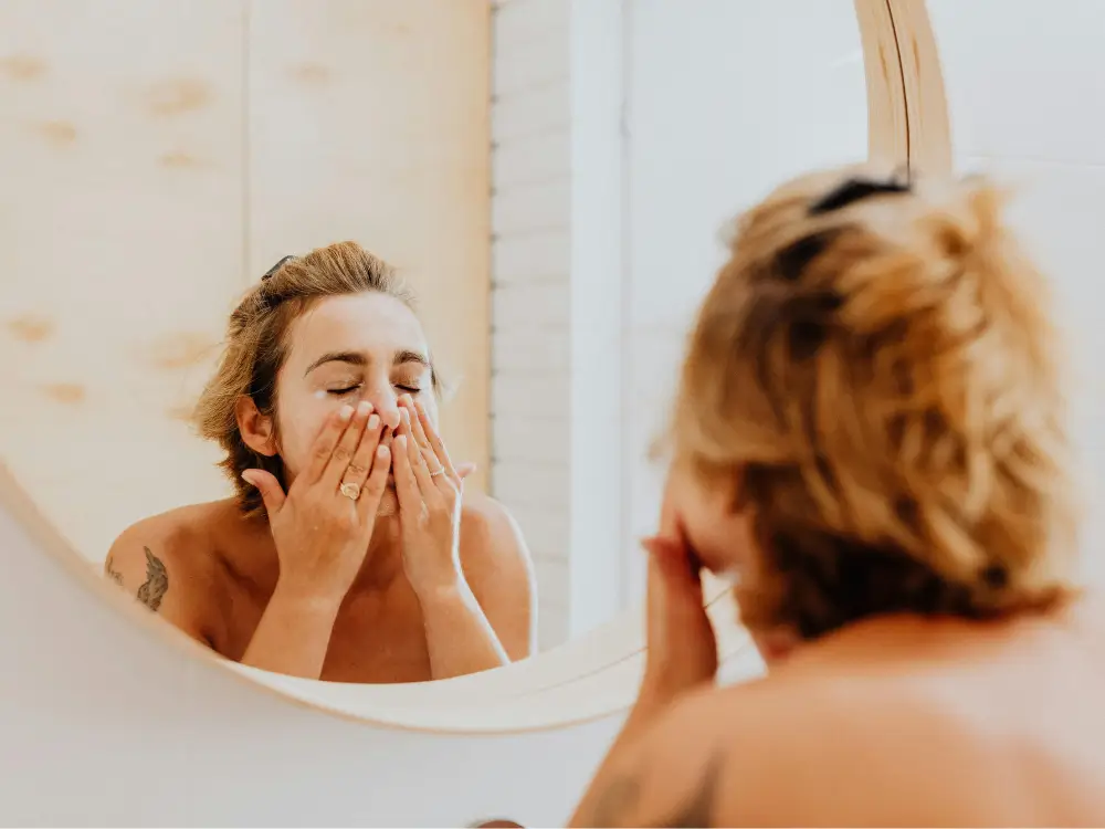 “Maquiagem natural para pele madura: realce sua beleza com leveza e praticidade.”