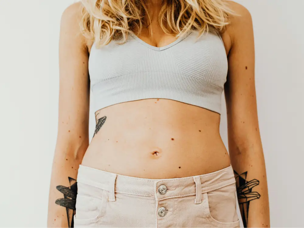 “Barriguinha? Saiba como escolher looks que valorizam e afinam a silhueta aos 40+.”