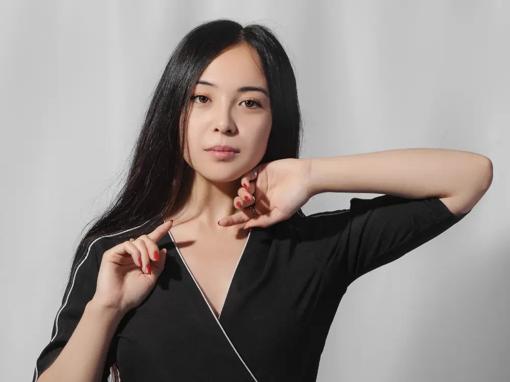 “Barriguinha? Saiba como escolher looks que valorizam e afinam a silhueta aos 40+.