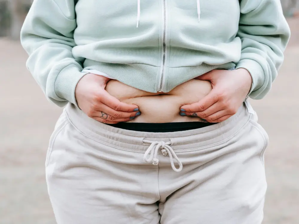 “Barriguinha? Saiba como escolher looks que valorizam e afinam a silhueta aos 40+.