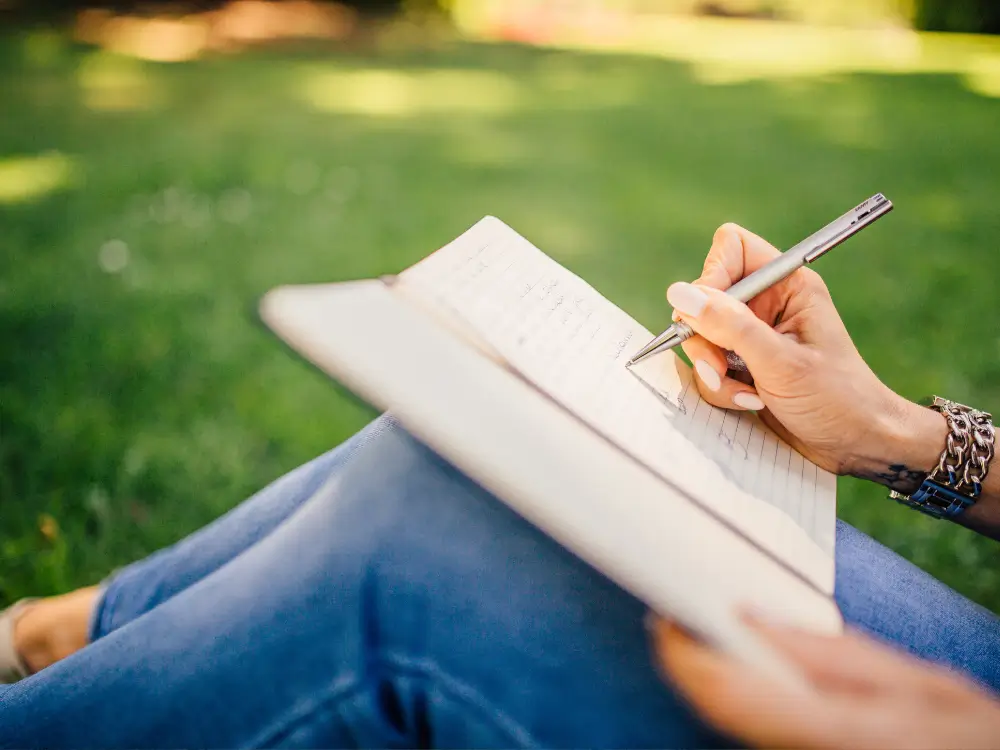 “Mulher 40+ escrevendo em seu diário, redescobrindo seus propósitos e sonhos.”