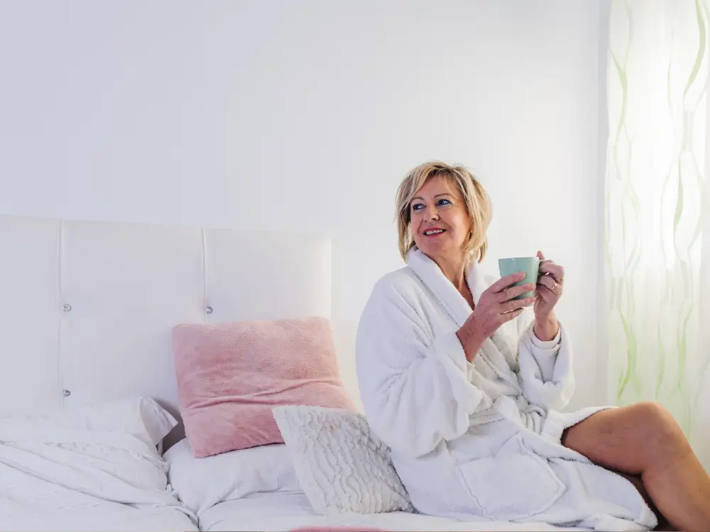 Mulher 40+ relaxando em casa, desfrutando de tempo para si e valorizando o autocuidado.”