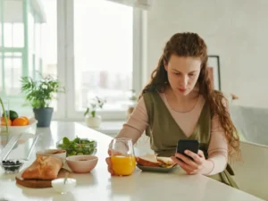 Mulher madura planejando dieta anti-inflamatória para menopausa