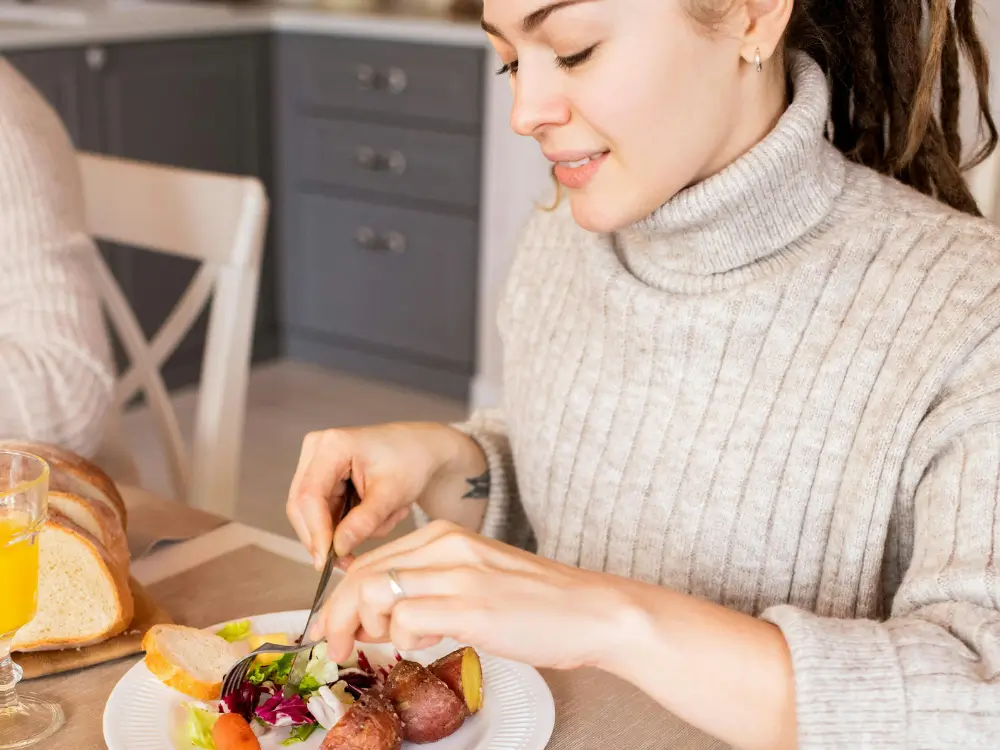Mulher confiante e saudável após mudanças alimentares na menopausa"