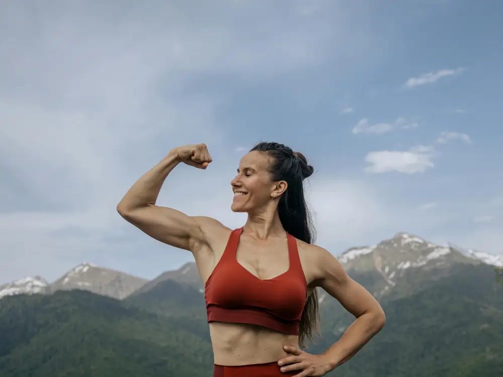 "Mulher 40+ praticando musculação durante a menopausa"