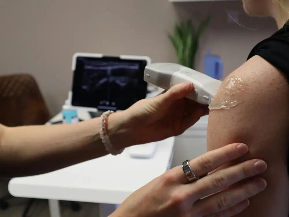 Procedimento de infiltração ou hidrodilatação articular guiado por ultrassom para tratar a inflamação da capsulite adesiva.