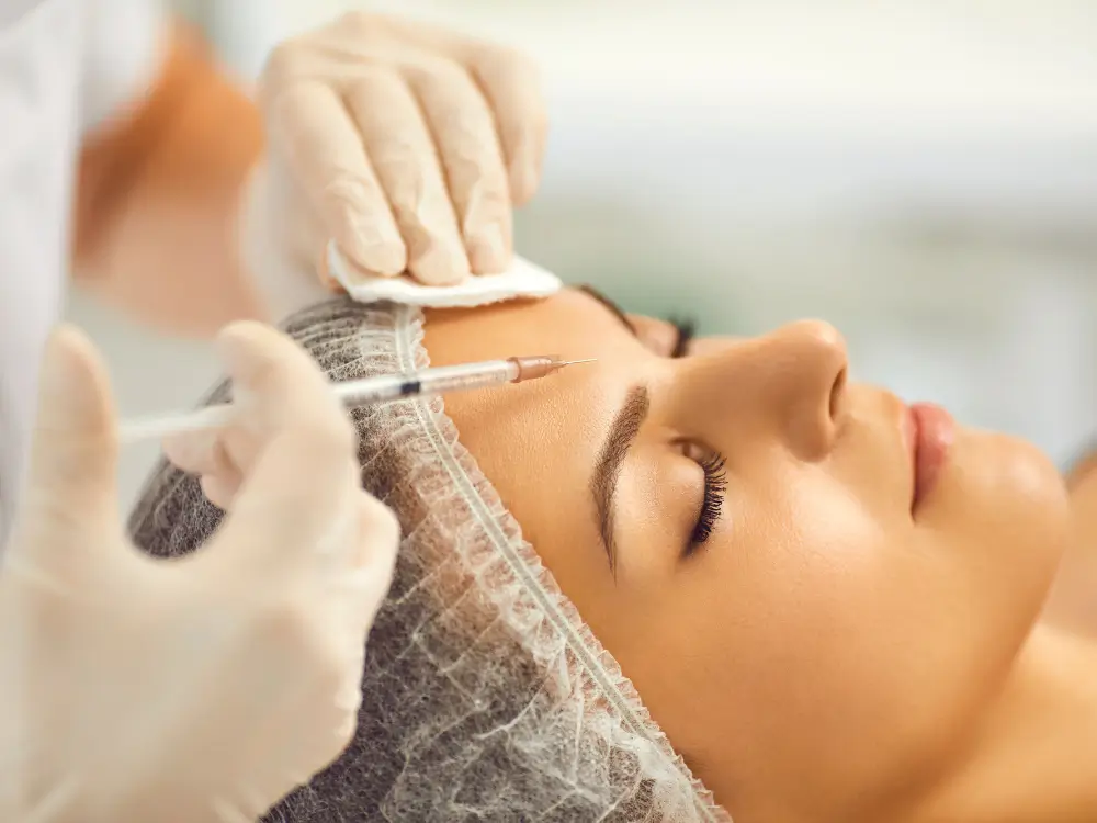 serlevve - 2025-12-03T225033.874 "Aplicação de toxina botulínica para suavizar rugas após os 40 anos com resultado natural