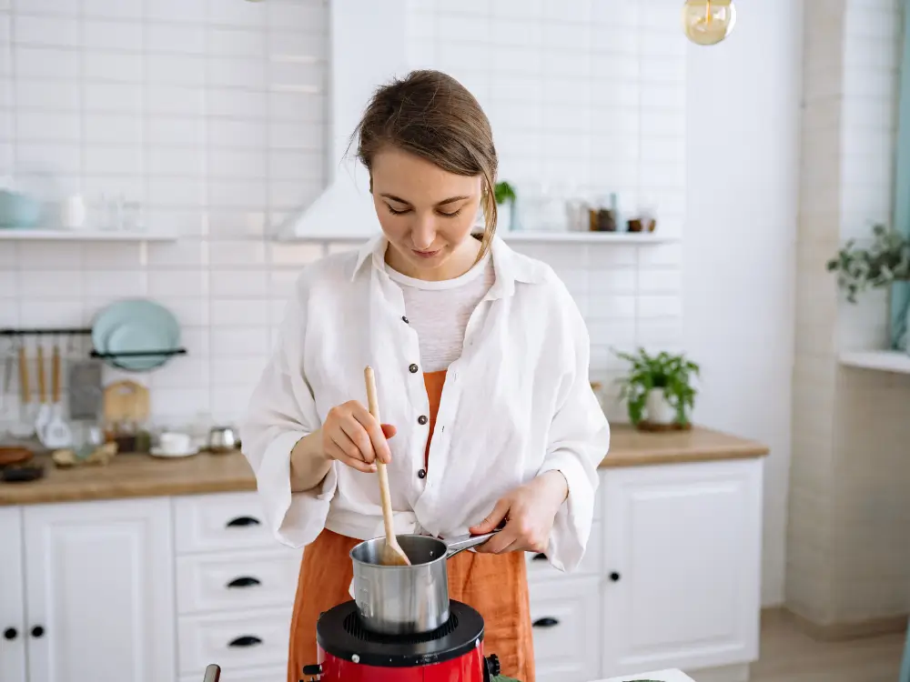 Mulher na menopausa buscando aliviar sintomas de forma natural