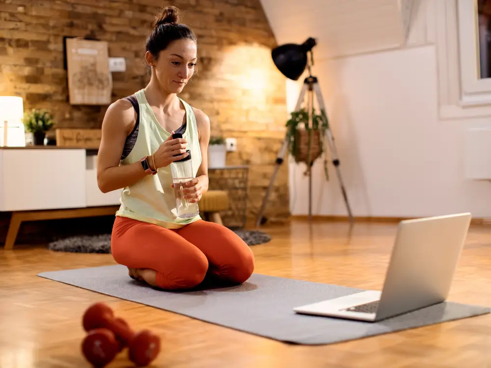 Mulher fazendo treino em casa depois dos 40 de forma simples e prática