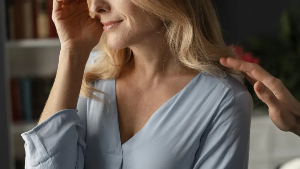 mulher sentindo os sinais da perimenopausa