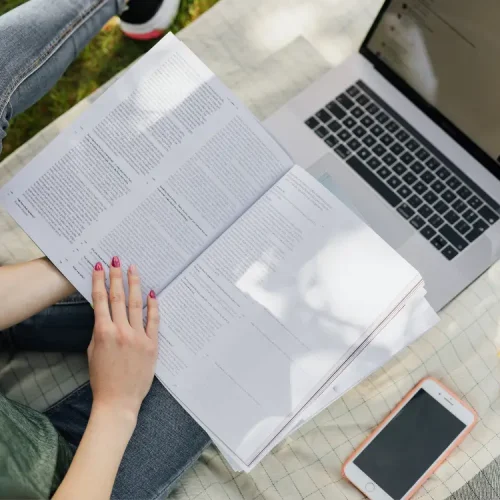 10 Livros que Guiam Mulheres 40+ ao Sucesso