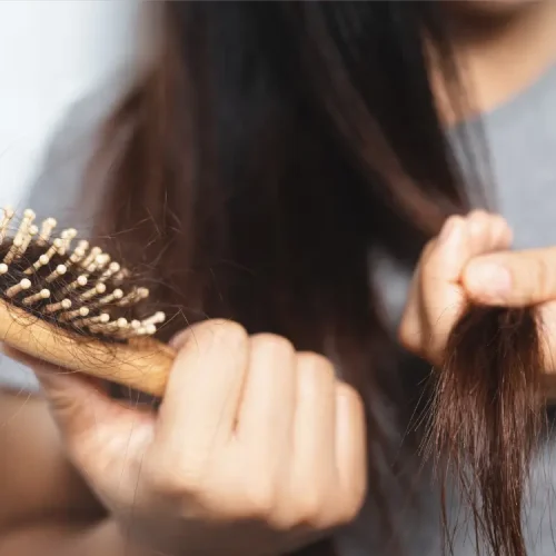 Queda de cabelo aos 40+: motivos reais